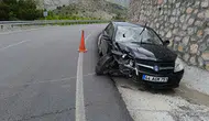 Malatya'da otomobil bariyerlere çarptı : Sürücü yaralandı