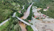 Araklı'da dere taştı , kapanan Trabzon-Bayburt yolu ulaşıma açıldı