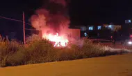 Antalya'da park halindeki araç alevlere teslim oldu