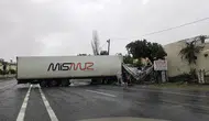 Mersin'de tır kontrolden çıkıp karşı şeride savruldu