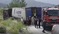 İzmir Tire'de tır kazası : Devrilen aracın altında kalan sürücü hayatını kaybetti