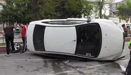 Siirt’te otomobil refüje çarpıp takla attı : 3 yaralı
