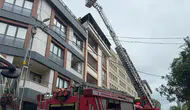 Küçükçekmece'de beş katlı binanın çatısında yangın çıktı