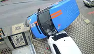 Karaman'da kargo minibüsü otomobilin üzerine devrildi : Yardıma motokurye koştu