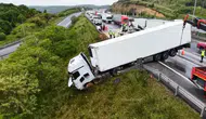 Beykoz'da zincirleme trafik kazası : Bariyerleri aşan tır yolun dışına çıktı