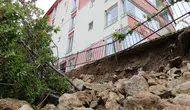 Amasya'da etkili olan yağışlar nedeniyle bir binanın istinat duvarı çöktü