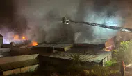 Arnavutköy'de ahşap kalıp üretim tesisinde yangın çıktı