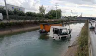 Adana’da kontrolden çıkan tır demir korkulukları aşıp kanala düştü : 1 yaralı