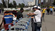 Adana'da simitçiler ve su satıcıları, bariyerlerin arkasında çalışmaya devam etti