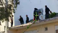 Antalya'da çatıya çıkan şahıs, gazeteciyle konuştuğu sırada polis tarafından aşağıya indirildi