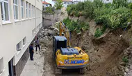 Manisa'da okul duvarı çöktü : Ekipler çalışmalara başladı