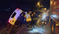 Hatay'da korkutan kaza : Şarampole devrilen otomobilin sürücüsü kurtarıldı