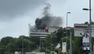 Beyoğlu'nda 5 katlı binanın çatısında yangın çıktı