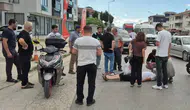 Düzce'de ani fren yapan motosiklet savruldu : Sürücü yaralandı