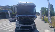 Küçükçekmece'de tır ile hafif ticari araç kafa kafaya çarpıştı
