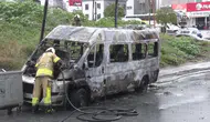 İstanbul Arnavutköy'de servis minibüsü alev alev yandı
