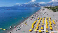 Antalya'da sıcaktan bunalanlar sahillere akın etti