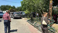 Büyükçekmece'de aracın çarptığı demir kapı 6 kişiyi yaraladı