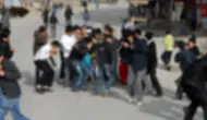 Bursa Osmangazi’de sokak kavgası : Tekme, tokat ve sopalar havada uçuştu