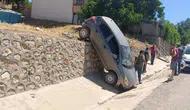 Adıyaman'da el freni unutuldu, otomobil istinat duvarından düştü : 2 yaralı