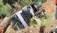 Muğla Datça'da kaza : Kamyon uçuruma yuvarlandı, sürücü yaralandı