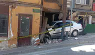 Bursa'da otomobil, freni boşalarak ahşap eve girdi