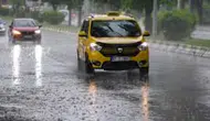 Niğde'de sağanak etkili oldu : 3 araç sele kapıldı