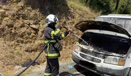 Hatay Kırıkhan'da seyir halindeki otomobil yandı