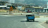 Kahramanmaraş’ta trafikte ilginç anlar : Motosikletli trafiği beklerken dans etti