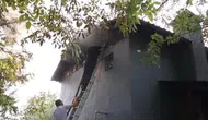 Bolu'da 2 katlı evin çatısında yangın çıktı : Mahalleli seferber oldu