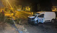 Çorlu'da trafik kazası : Sürücü kontrolünü kaybedince direğe çarptı