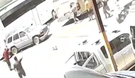 Antalya'da gaz pedalı takılan otomobil kafeteryaya ve tamirhaneye daldı : O anlar kamerada