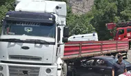 Hakkari'de otomobil tıra çarptı, 1 kişi yaralandı