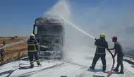 Şanlıurfa Eyyübiye'de saman yüklü tırda çıkan yangın söndürüldü