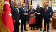 Devlet Bahçeli'ye Çorum FK forması hediye edildi