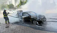 Antalya'da seyir halindeki araçta yangın çıktı