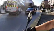 Eskişehir'de servis sürücüsü aracı motosikletin üzerine kırıp ters yöne girdi