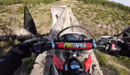 Safranbolu'da tarihi su kemeri üzerinde tehlikeli motosiklet yolculuğu