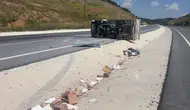 Afyonkarahisar'da tuğla yüklü kamyonet devrildi, 3 kişi yaralandı