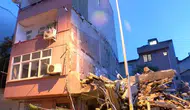 Kağıthane'de bina yıkımı sırasında yandaki apartman zarar gördü