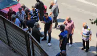 Zonguldak'ta kaldırımdan kaldırılmak istenen seyyar satıcı başını defalarca kapıya vurdu