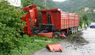 Giresun'da kum yüklü kamyon evin bahçesine daldı
