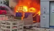 Elazığ'da bir binanın altındaki paletler alev aldı