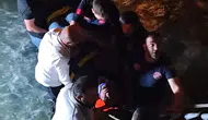 Van'da direksiyon hakimiyeti kaybolan kamyonet dereye düştü : 1 yaralı