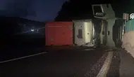 Bolu Dağı'nda tır devrildi, yol ulaşıma kapandı