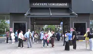 İstanbul'da YKS heyecanı : Adaylar ve veliler sınav merkezlerinin önünde toplandı