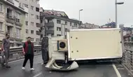 Bomonti-Dolmabahçe Tüneli çıkışında kamyonet devrildi : Trafik bir süre kapandı
