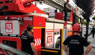 Düzce’de egzoz sesinden korkup çatıya uçan papağanı itfaiye kurtardı