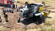 Adıyaman Kahta'da hasat sırasında yangın çıkan biçerdöver kullanılamaz hale geldi