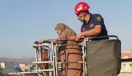 Aydın Efeler'de asansörde mahsur kalan 80 yaşındaki kadın itfaiye tarafından kurtarıldı